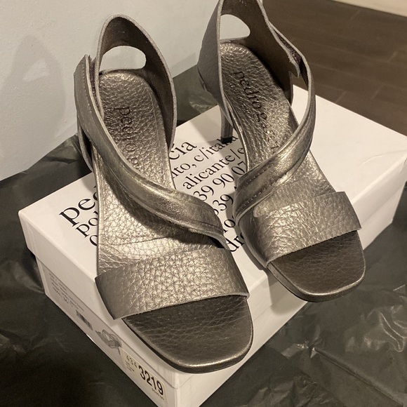 Cirine Metallic Asymmetrical Ankle
Pedro Garcia "Cirine" metallic sandals - Picture 2 of 13